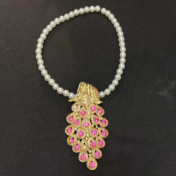 Versatile Stretchy Faux Pearls & Peacock Charm Hand Design Necklace and Pendant - Picture 14 of 17